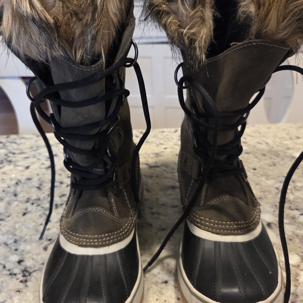 Sorel Black and Olive Green Suede with tan fur boots Size 8 in original box.